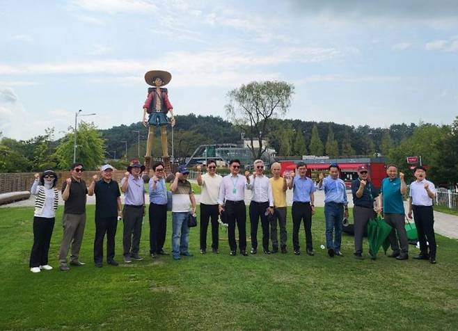 전국국공립대학교총장협의회가 순천대학교 주관으로 순천대학교 70주년기념관에서 개최됐다. 사진은 순천만국가정원방문 기념 사진.[사진제공=순천시］