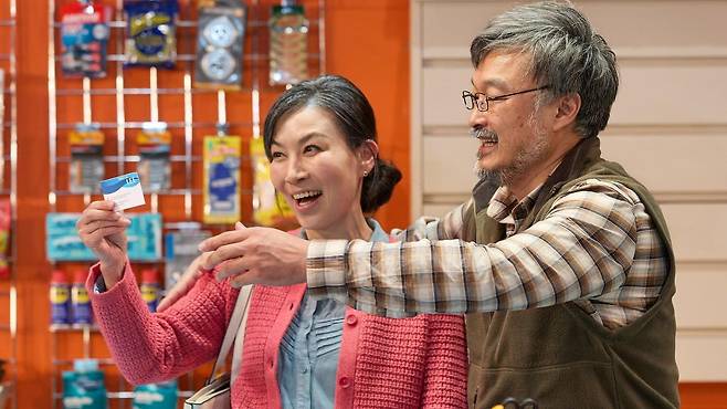 ‘엄마’, ‘아빠’ 캐릭터는 강한 한국어 억양을 구사한다