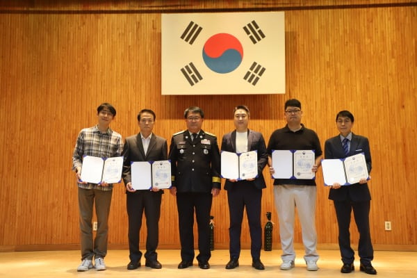 인천 계양소방서는 6일 화재 특별유공 시민 표창 수여식을 갖고, 최근 계양구 오류동 아파트 지하 주차장 화재 초기 진화에 앞장선 시민 5명에게 표창장을 전달했다. /계양소방서