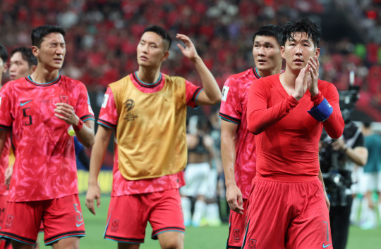 5일 서울월드컵경기장에서 열린 대한민국과 팔레스타인의 2026 월드컵 아시아 3차 예선. 0-0 무승부로 경기를 마친 손흥민과 선수들이 아쉬워하고 있다. [연합뉴스]