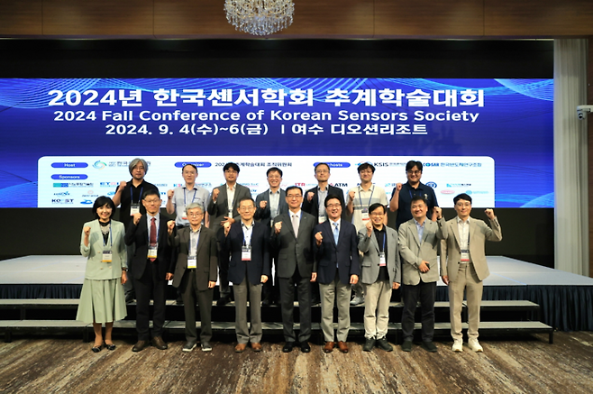 (아래 왼쪽부터)이수민 한국센서연구소 대표, 김희연 한국센서학회장, 변형기 강원대 교수, 이종호 전 과학기술정보통신부 장관, 이호성 한국표준과학연구원장, 이우영 연세대 교수, 이정형 센소허브 연구소장, 손현수 현대자동차 실장, 윤준보 마이크로나노시스템학회 회장. (한국센서학회 제공)