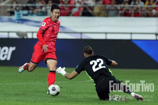 사진=게티이미지. 이강인은 경기장을 가득 메운 야유에 대해&nbsp;"솔직히 대한민국을 대표하는 선수로서 많이 안타깝고, 아쉽다. 감독님의 첫 경기였는데 응원보다 야유로 시작해서 매우 안타깝게 생각한다. 선수들은 100% 감독을 믿고 따라야 한다. 감독이 충분히 좋은 축구를 할 수 있게 만들 것이라고 믿고 있다. 앞으로는 감독님과 함께 코칭 스태프와 함께 좋은 결과를 낼 수 있도록 노력하겠다. 축구 팬들은 많이 아쉽고 화가 나겠지만, 더 많은 응원과 관심을 보내길 바란다"라고 전했다.