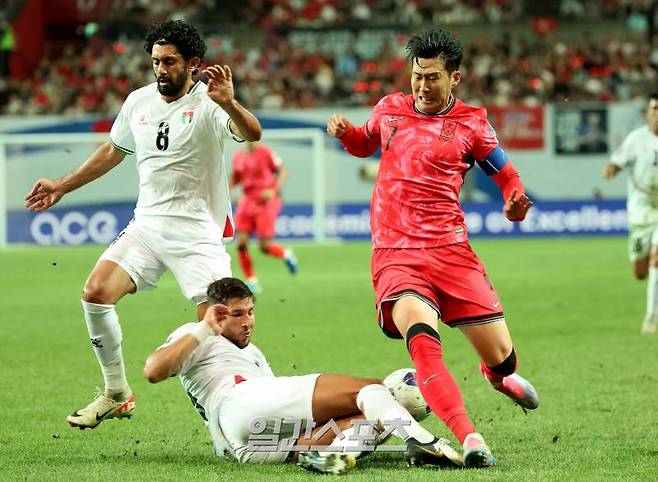 손흥민이 5일 오후 서울 마포구 서울월드컵경기장에서 열린 대한민국과 팔레스타인의 2026 북중미 월드컵 아시아지역 3차 예선 경기에서 전반 측면돌파를 하다 상대 태클에 발을 채이고 있다. 상암=김민규 기자 mgkim1@edaily.co.kr /2024.09.05/