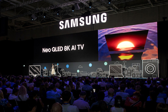 삼성전자 영국법인 스테파니 초슨 프로가 'Neo QLED 8K AI TV'에 대해 발표하고 있다. [사진=삼성전자]