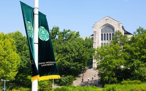 이화여자대학교의 학사 정보를 관리하는 통합정보시스템이 해킹 당해 졸업생 8만 명의 개인정보가 유출된 것으로 나타났다. 사진은 이화여대 전경. [사진=이화여대 인스타그램]