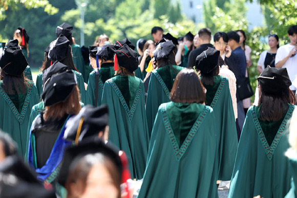 지난달 30일 오전 서울 서대문구 이화여자대학교에서 열린 2023학년도 후기 학위수여식에서 졸업생들이 길을 걸어가고 있다. [사진=뉴시스]