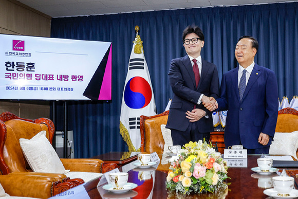 한동훈 국민의힘 대표가 6일 서울 종로구 한국교회총연합에서 장종현 한국교회총연합 대표회장과 만나 기념촬영을 하고 있다. [사진=뉴시스]