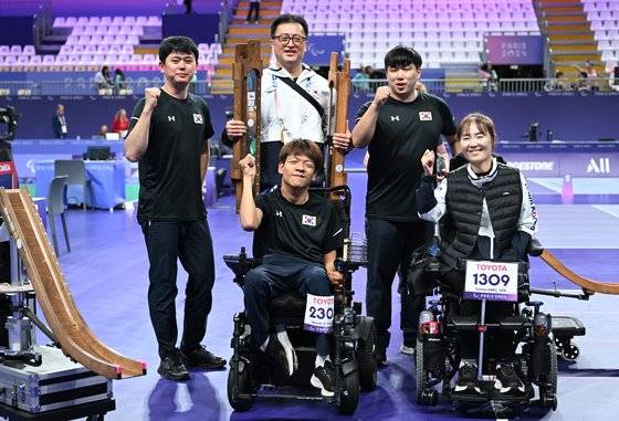2024 파리 패럴림픽 보치아 혼성 경기 은메달을 따낸 대표팀. 김승겸 코치(왼쪽부터), 임광택 감독, 정호원, 박세열 코치, 강선희. 사진 대한장애인체육회
