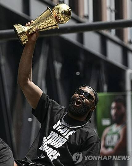 [NBA] ‘GD의 위엄’ 파이널 MVP 브라운이 한국에 왔다고?