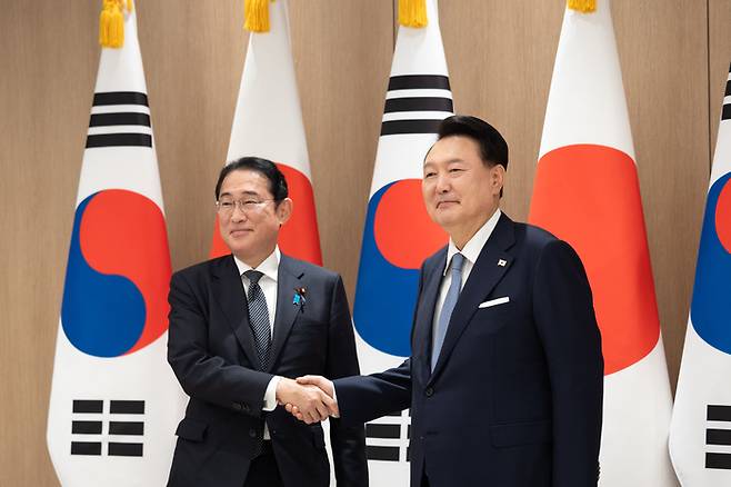 윤석열 대통령이 6일  용산 대통령실에서 기시다 후미오 일본 총리와 한일 확대 정상회담에 앞서 기념촬영을 하고 있다. 대통령실사진기자단