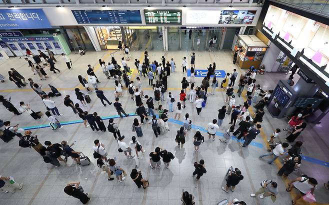 Passengers await trains at Seoul Station in central Seoul, Aug. 18. (Yonhap)