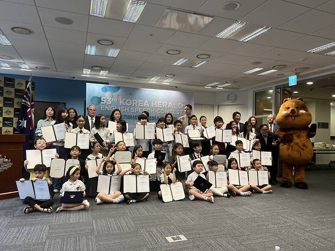 Winners and attendees of the 53rd Korea Herald English Speech Contest post for a picture at the Australian Embassy in the Republic of Korea in Gwanghwamun, central Seoul, Friday. (Park Jun-hee/The Korea Herald)