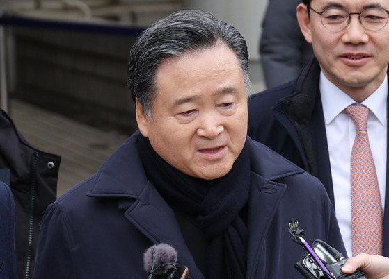 SPC Group Chairman Hur Young-in leaves the Seoul Central District Court in Seocho District, southern Seoul, on Friday after he was acquitted on charges of ordering the sale of affiliate company stocks at a low price to avoid gift tax. [YONHAP]