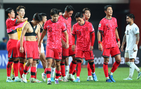 한국 축구 대표팀 선수들이 5일 서울월드컵경기장에서 열린 2026 북중미 월드컵 3차 예선 팔레스타인과 경기에서 0대 0으로 비긴 후 아쉬워하고 있다(위쪽). 홍명보 감독이 경기 후 손흥민 선수의 어깨를 두드리며 격려하고 있다. 연합뉴스