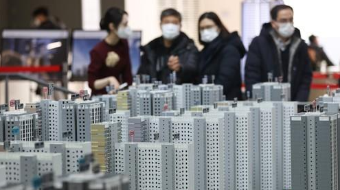 서울의 한 견본주택을 둘러보는 방문객들/사진=연합뉴스