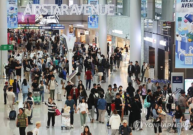 작년 추석 연휴를 이틀 앞두고 오전 인천국제공항 제1터미널 면세점 구역이 이용객들로 붐비고 있다. [사진 출처 = 연합뉴스]