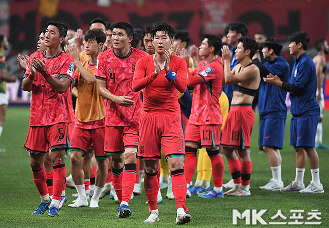 경기 후 팬들에게 감사 인사를 전하고 있는 선수들. 사진=천정환 기자