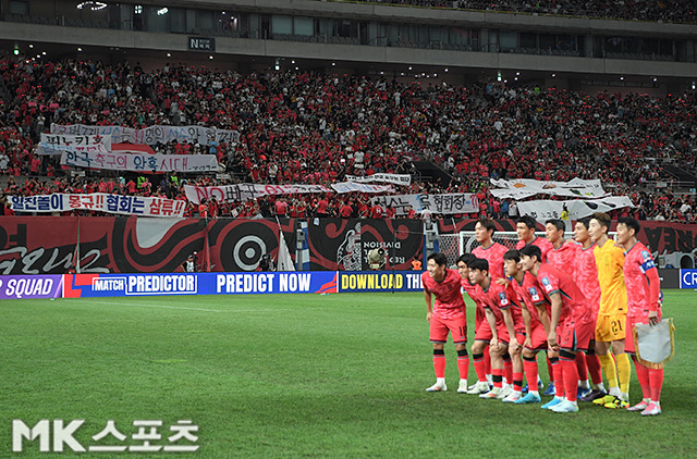 이날 서울월드컵경기장엔 홍명보 감독, 대한축구협회 정몽규 회장을 향한 야유가 끊이질 않았다. 경기 시작 전엔 홍명보 감독, 정몽규 회장을 비판하는 걸개가 내걸렸다. 사진=천정환 기자