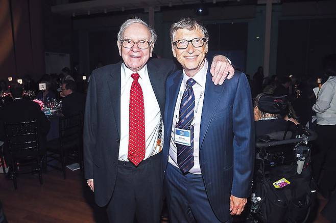 2015년 6월 미국 뉴욕에서 열린‘ 포브스 자선 서밋 시상식’만찬장에서 다정한 포즈를 취하고 있는 워런 버핏(왼쪽) 버크셔해서웨이 회장과 빌 게이츠 마이크로소프트 창업자 [게티이미지]