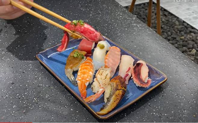 배달의민족이 초밥 메뉴 사진을 찍는 요령을 소개하는 모습 [배달의민족 제공]