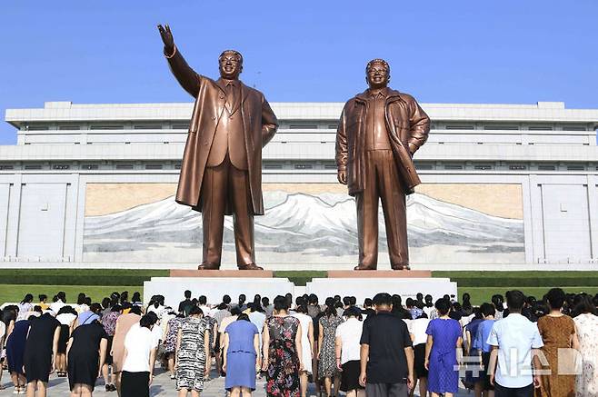 [평양=AP/뉴시스]  지난달 15일 북한 평양 시민들이 제79주년 조국해방절을 맞아 만수대언덕을 찾아 김일성(왼쪽)과 김정일 동상을 참배하고 있다. 2024.09.06.