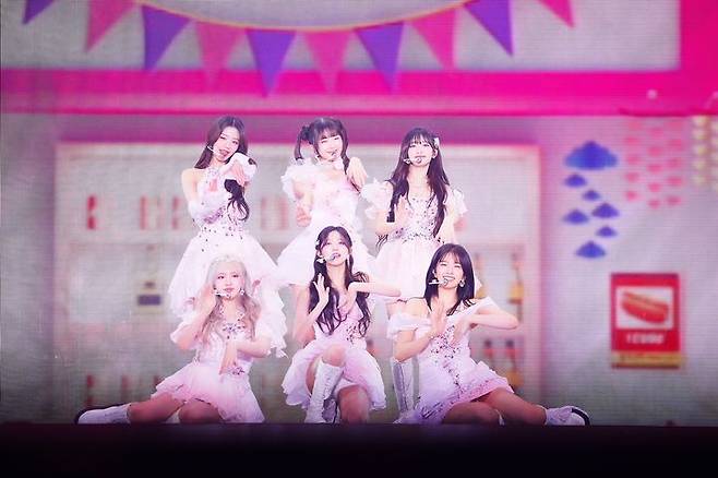 [도쿄=뉴시스] 아이브가 5일 오후 일본 도쿄돔에서 첫 번째 월드 투어 '쇼 왓 아이 해브'(IVE THE 1ST WORLD TOUR 'SHOW WHAT I HAVE')의 앙코르 공연을 펼치고 있다. 아이브는 이날 자신들의 상징적 이미지인 당당함을 승화시킨 대표곡 '아이 엠'으로 포문을 얼었다. 이번 공연은 지난해 10월부터 진행한 아이브 첫 번째 월드 투어 대장정을 종료하는 피날레다. (사진 = 스타쉽엔터테인먼트, 아뮤즈(AMUSE) 제공) 2024.09.05. photo@newsis.com *재판매 및 DB 금지