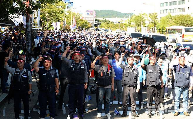 [울산=뉴시스] 배병수 기자 = 국내 조선업종 노조연대 조합원들이 지난 4일 오후 HD현대중공업 울산 본사 앞에서 열린 총파업 결의대회에서 구호를 외치고 있다. 2024.09.04. bbs@newsis.com