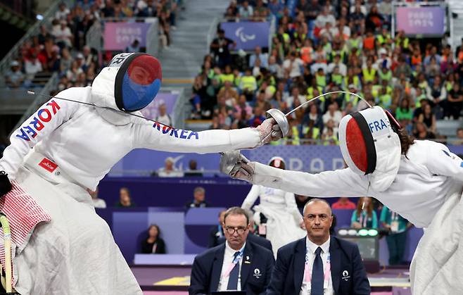 [서울=뉴시스] 2024 파리 패럴림픽 펜싱 여자 에페(스포츠등급 A) 결승에 진출한 권효경. (사진 = 대한장애인체육회 제공)  *재판매 및 DB 금지