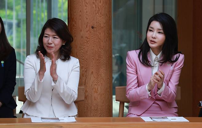 [서울=뉴시스] 윤석열 대통령 부인 김건희 여사와 기시다 후미오 일본 총리 부인 유코 여사가 지난해 5월7일 서울 은평구 진관사를 방문해 한국 전통공연을 관람한 뒤 박수치고 있다. (사진=대통령실 제공) 2023.05.07. photo@newsis.com *재판매 및 DB 금지