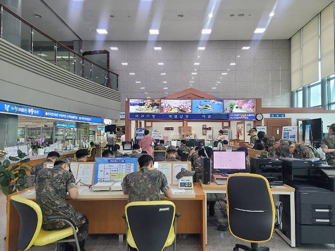 관용여권 발급을 위해 대기 중인 해군 장병들. 진해구 제공