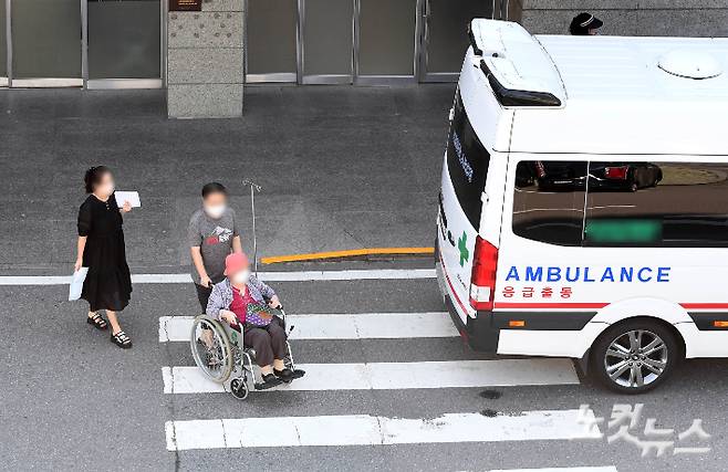 전국 곳곳에서 응급실 진료 중단이 현실화되고 있는 가운데 4일 서울 시내 한 대형병원 권역응급의료센터 앞으로 환자와 보호자가 지나가고 있다. 황진환 기자