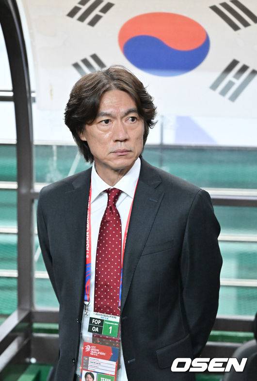 [OSEN=서울월드컵경기장, 박준형 기자]아쉽다, 골대 강타. 손흥민(32, 토트넘)의 결정적인 슈팅이 골대를 강타하면서 한국의 3차 예선 첫 경기는 다음을 기약하게 됐다.홍명보 감독이 이끄는 한국 축구 국가대표팀은 5일 오후 8시 서울월드컵경기장에서 열린 팔레스타인과 2026 국제축구연맹(FIFA) 북중미 월드컵 3차 예선 B조&nbsp;1차전을 치러 0-0 무승부를 거뒀다.&nbsp;경기 앞두고 홍명보 감독이 그라운드를 바라보고 있다. 2024.09.05 / soul1014@osen.co.kr