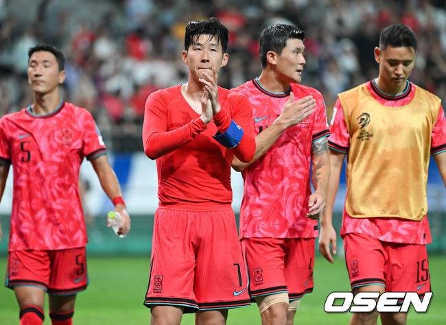 [OSEN=서울월드컵경기장, 박준형 기자]아쉽다, 골대 강타. 손흥민(32, 토트넘)의 결정적인 슈팅이 골대를 강타하면서 한국의 3차 예선 첫 경기는 다음을 기약하게 됐다.홍명보 감독이 이끄는 한국 축구 국가대표팀은 5일 오후 8시 서울월드컵경기장에서 열린 팔레스타인과 2026 국제축구연맹(FIFA) 북중미 월드컵 3차 예선 B조&nbsp;1차전을 치러 0-0 무승부를 거뒀다.&nbsp;경기종료 후 손흥민이 무승부에 아쉬워하고 있다. 2024.09.04 / soul1014@osen.co.kr