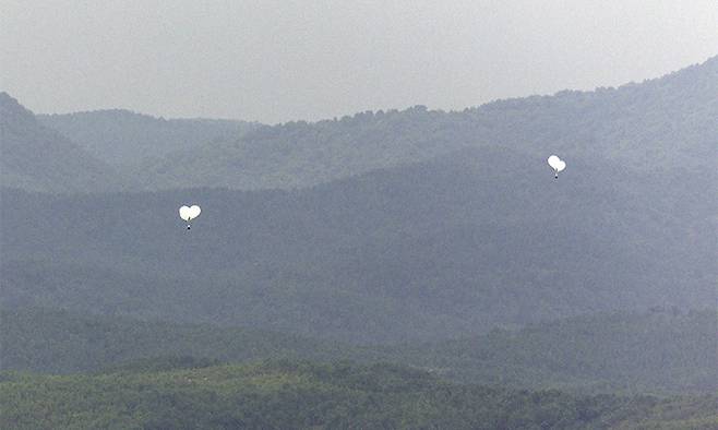 지난 5일 경기도 파주시 오두산 통일전망대에서 바라본 북한 황해북도 개풍군에서 쓰레기 풍선이 떠오르고 있다. 연합뉴스