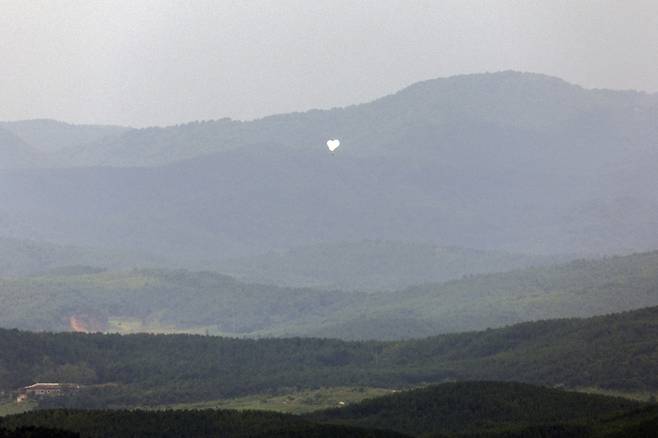 5일 오전 경기도 파주시 오두산 통일전망대에서 바라본 북한 황해북도 개풍군에서 쓰레기 풍선이 떠오르고 있다.    연합뉴스