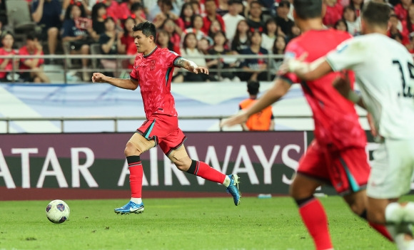 한국 남자축구 국가대표 김민재가 5일 서울월드컵경기장에서 열린 2026 북중미월드컵 아시아 3차 예선 B조 1차전 팔레스타인과의 홈 경기에서 드리블하고 있다. 뉴스1