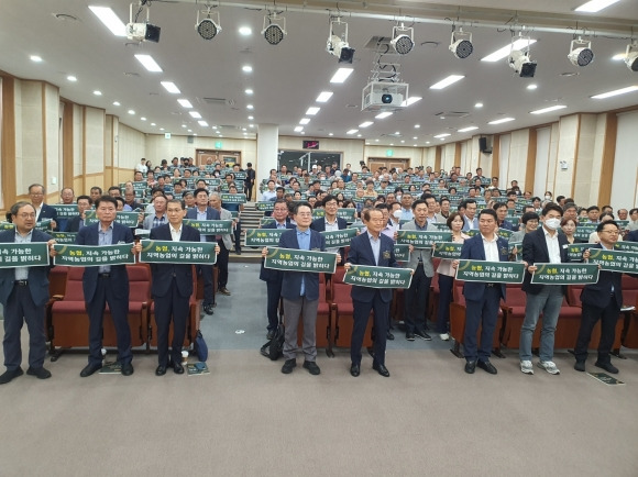 ‘제1회 순천농협 미농포럼’에서 참석자들이 지속 가능한 지역 농업의 길을 밝히는 퍼포먼스를 하고 있다.