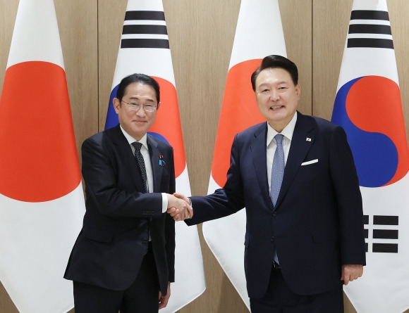 윤석열 대통령이 6일 서울 용산 대통령실에서 열린 한일 확대 정상회담에서 기시다 후미오 일본 총리와 악수하고 있다. 2024.9.6 [대통령실통신사진기자단]