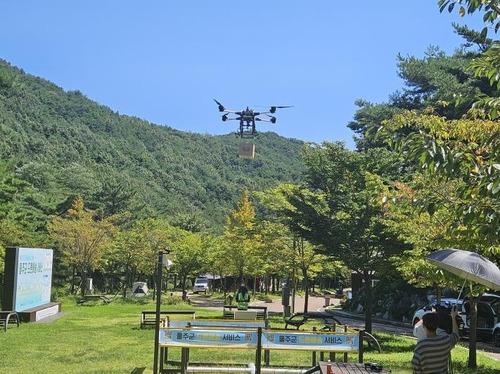 5일 시연회에서 드론이 배송한 물품을 배달점에 떨어뜨리고 있다. 사진 제공 = 울산시 울주군