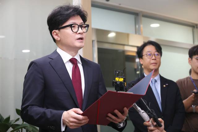 국민의힘 한동훈 대표가 6일 서울 종로구 한국기독교회관 로비에서 현안브리핑을 하고 있다. 연합뉴스