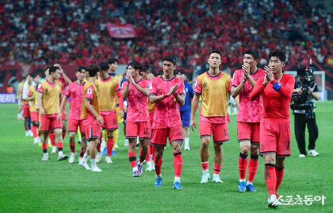 주장 손흥민(오른쪽)을 비롯한 축구대표팀 선수들이 5일 서울월드컵경기장에서 열린 팔레스타인과 2026북중미 월드컵 최종예선 1차전을 0-0으로 마친 뒤 침통한 표정으로 그라운드를 돌고 있다. 상암｜주현희 기자 teth1147@donga.com