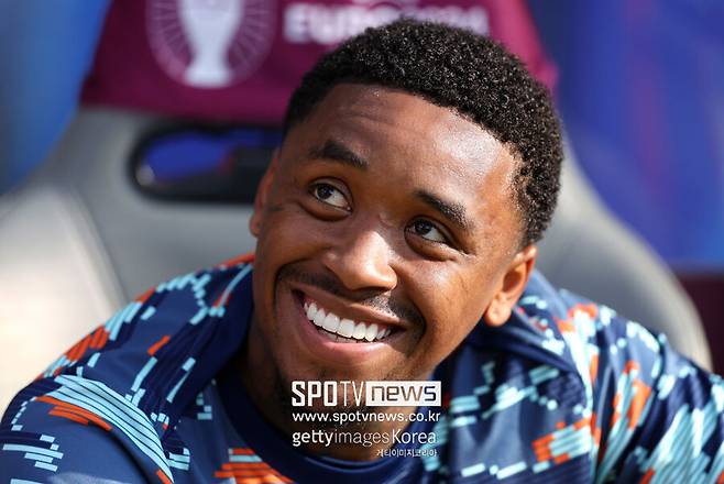 ▲&nbsp;이적 시장 전문가 파브리지오 로마노 기자는 6일(이하 한국시간) "알 이티하드에 합류한 베르흐바인의 등 번호가 공개됐다. 34번을 달고 뛴다"라고 보도했다.&nbsp;베르흐바인은 지난 2일 사우디아라비아의 클럽 알 이티하드와 3년 계약을 체결했다. 아약스에서 이적할 당시 생긴 이적료는 2,100만 유로(약 311억 원) 수준으로 알려졌다.&nbsp;연봉은 어마어마하다. 네덜란드 매체들에 따르면 베르흐바인은 알 이티하드에서 3년 동안 매년 900만 유로(약 133억 원)가량을 수령할 전망이다.