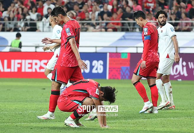 ▲ 한국은 5일 오후 8시 서울월드컵경기장에서 열린 국제축구연맹(FIFA) 북중미월드컵 아시아지역 최종예선 B조 1차전에서 국제축구연맹(FIFA) 랭킹 96위 팔레스타인과 0-0으로 비겼다. 손흥민을 포함한 최정예 선수들이 혼신의 힘을 다해 뛰었지만 예상처럼 시원한 승리를 하지 못했다. 홍명보 감독은 경기 선발 라인업이 울렸을때부터 엄청난 아유를 들었다. 손흥민은 "많은 축구 팬분들의 입장을 제가 대변할 수 있는 입장도 아니다. 많은 팬들이 항상 생각하고 원하는 감독님들이 분명히 있었을 것이다. 우리가 (감독 선임) 결과를 어떻게 바꿀 수 없는 부분들"이라며 아쉬워했다 ⓒ곽혜미 기자