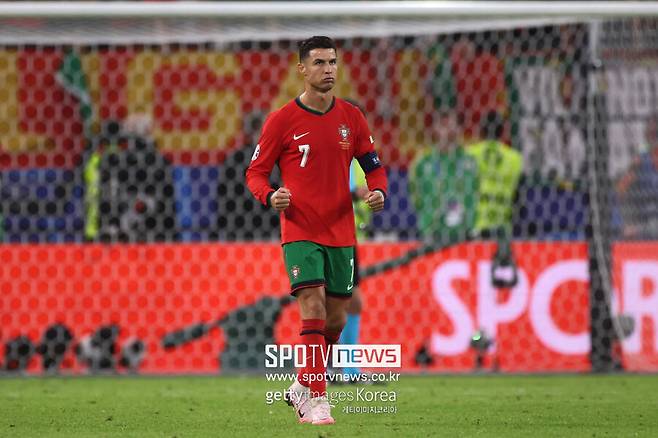 ▲&nbsp;호날두는 "포르투갈이 유로에서 우승하는 건 월드컵 우승과 동급이다"라고 말했다.&nbsp;이어 "나는 포르투갈에서 이미 2번의 우승을 차지했다. 난 그것에 동기부여되지 않는다"라며 "난 축구를 즐기는 것에 동기부여가 된다. 기록은 자연스럽게 따라오는 것이다"라고 덧붙였다. 호날두는&nbsp;지난 UEFA 유로 2016과 지난 2018-19시즌 UEFA 네이션스리그 정상에 올랐다. 대신 월드컵 우승은 없었다.