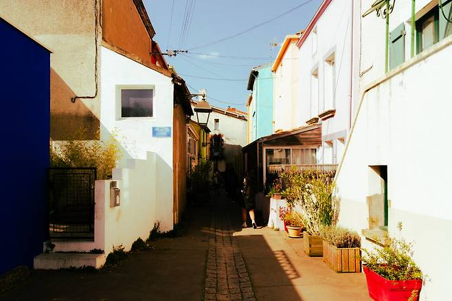 골목길은 폭이 좁아 사람 사이 간격도 좁혀 준다