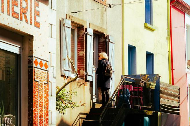 희끗희끗 색이 바랜 벽들