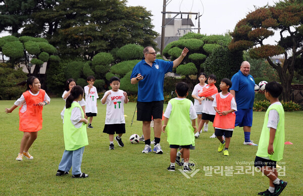 주한 이탈리아 대사관, 스포츠데이 축구클리닉 서울 마장초등학교 학생들 참여.