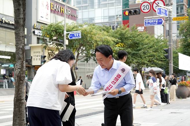 서대문구 '경의선 지하화' 선도사업 지정 추진 이성헌 서대문구청장(오른쪽)이 신촌 연세로에서 한 시민에게 '경의선 지하화 사업 안내문'을 전달하고 있다. [서대문구 제공. 재판매 및 DB 금지]