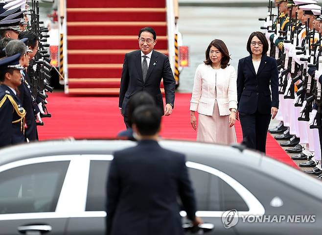 한일 정상회담 앞둔 기시다 일본 총리 도착 (성남=연합뉴스) 이지은 기자 = 기시다 후미오 일본 총리가 윤석열 대통령과의 정상회담을 위해 6일 오후 경기도 성남 서울공항에 부인 유코 여사와 도착해 이동하고 있다. 2024.9.6 jieunlee@yna.co.kr