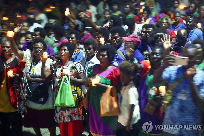 교황 맞이하는 파푸아뉴기니 시민들 (포트모르즈비 AFP=연합뉴스) 파푸아뉴기니 수도 포트모르즈비 거리에서 시민들이 프란치스코 교황을 환영하기 위해 기다리고 있다. 2024.9.6. photo@yna.co.kr